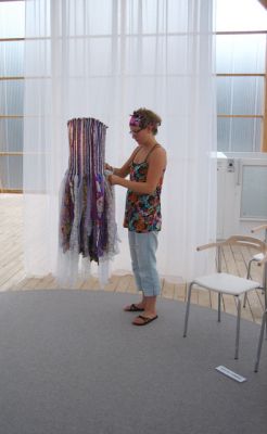 jag & lila flätad klänning på virserums konsthall, 2005